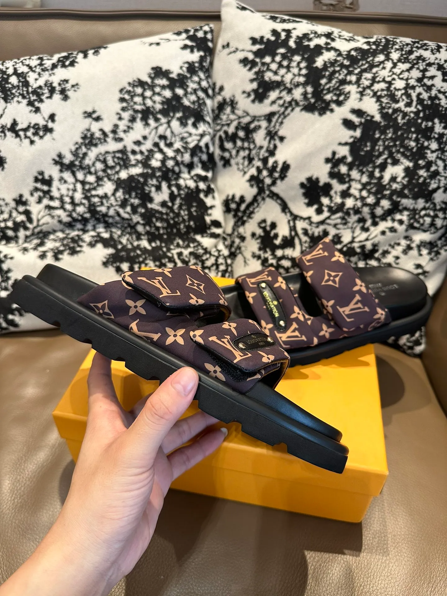 Men's shoes 💰360💰 LV. Slippers 🩴High silk fabric original PU water table rubber outsole, size 35-46